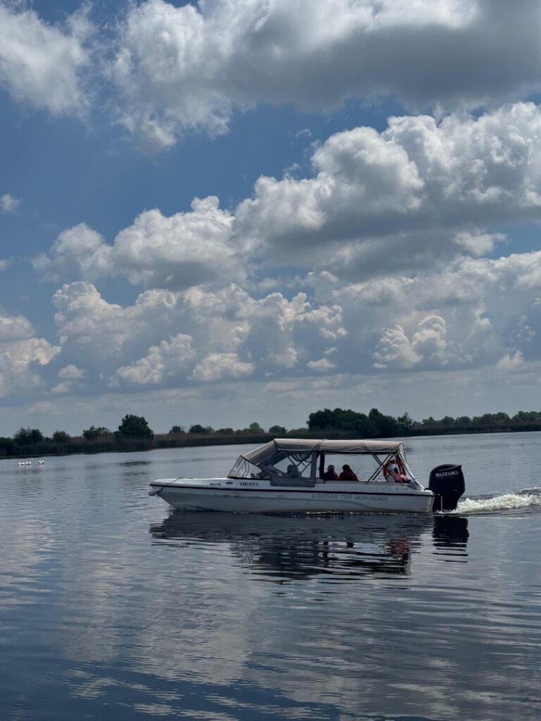 Barca cu turiști pe canal în Delta Dunării